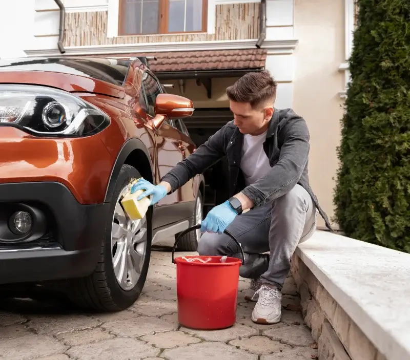 Lavage auto à domicile Besné : professionnel intervenant sur un véhicule